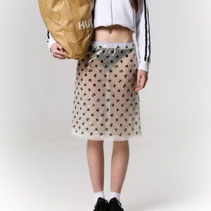HAND OVER LEANDRO'S SKIRT